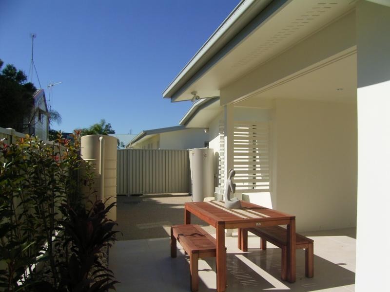 1/8 Holland, Bargara QLD 4670