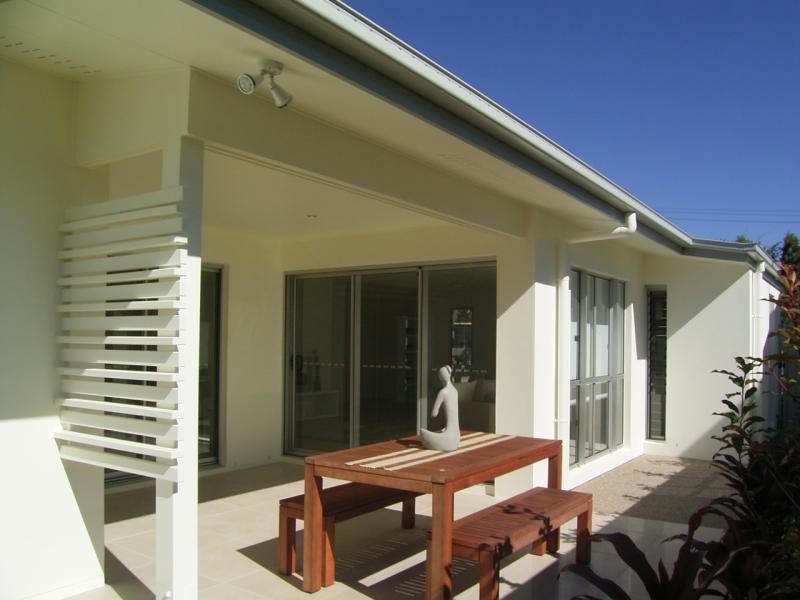 1/8 Holland, Bargara QLD 4670