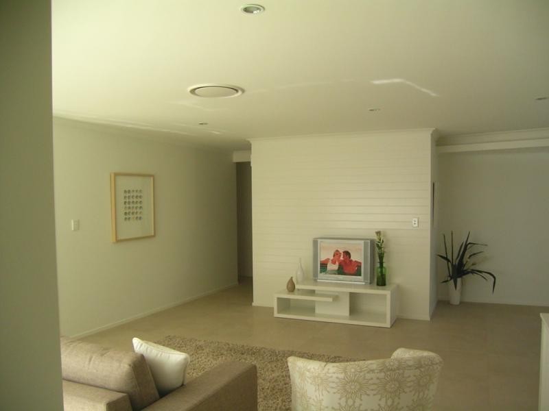 1/8 Holland, Bargara QLD 4670
