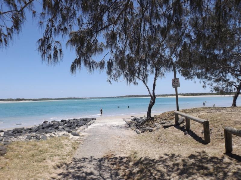 6  Lihs Street, Elliott Heads QLD 4670