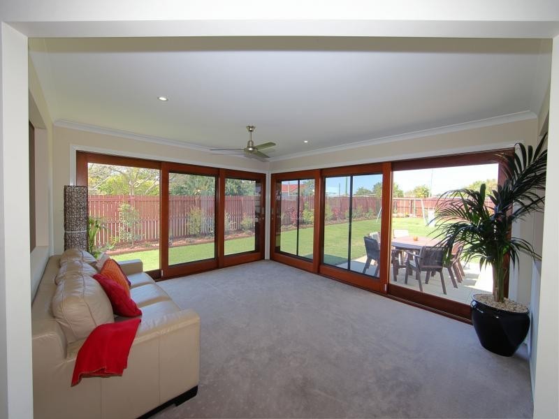 5 Cove Street, Burnett Heads QLD 4670