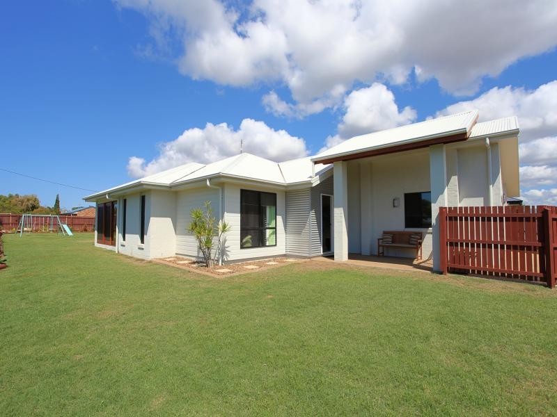 5 Cove Street, Burnett Heads QLD 4670