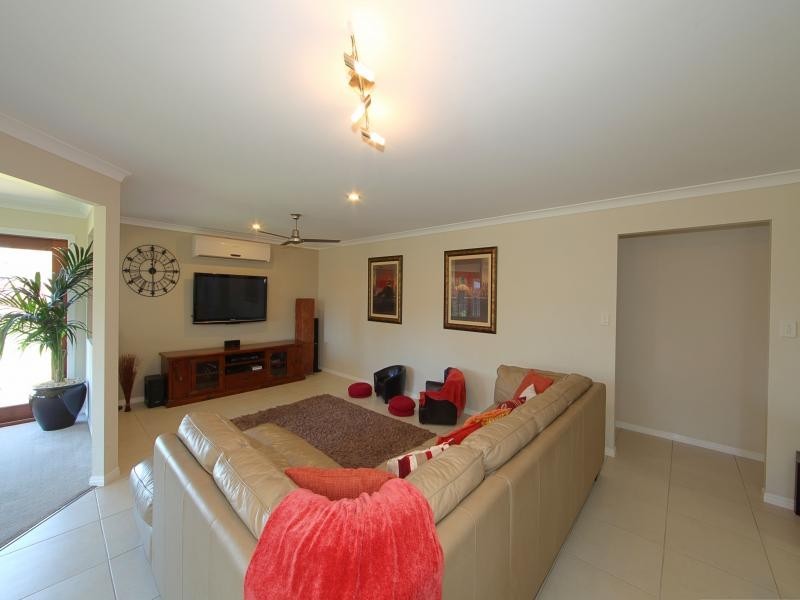 5 Cove Street, Burnett Heads QLD 4670