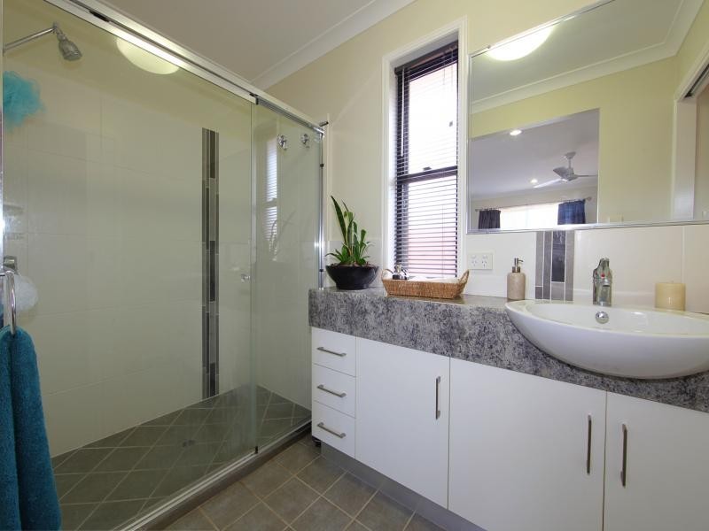 5 Cove Street, Burnett Heads QLD 4670
