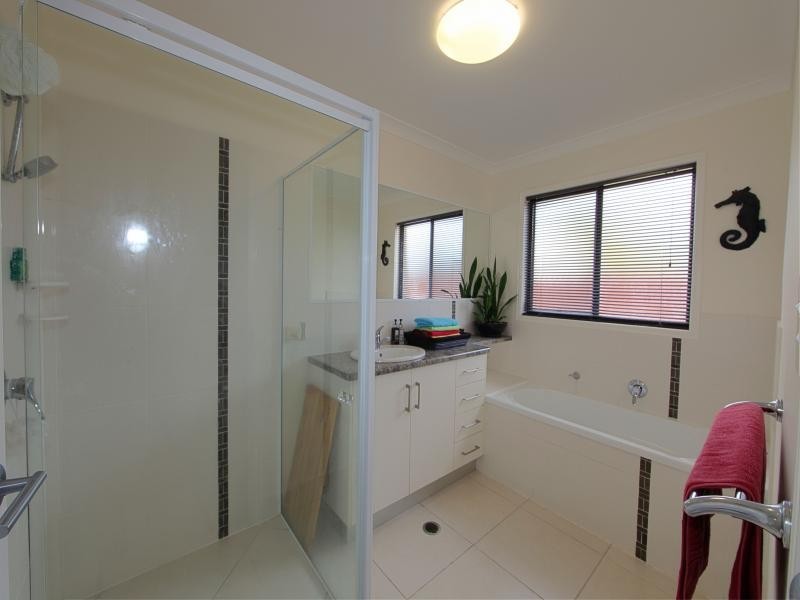 5 Cove Street, Burnett Heads QLD 4670