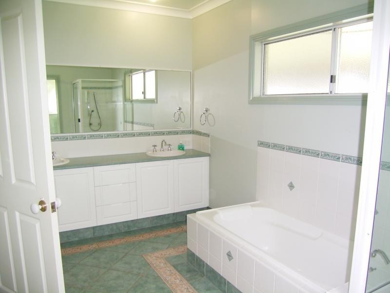 11 Daveys Drive, Branyan QLD 4670