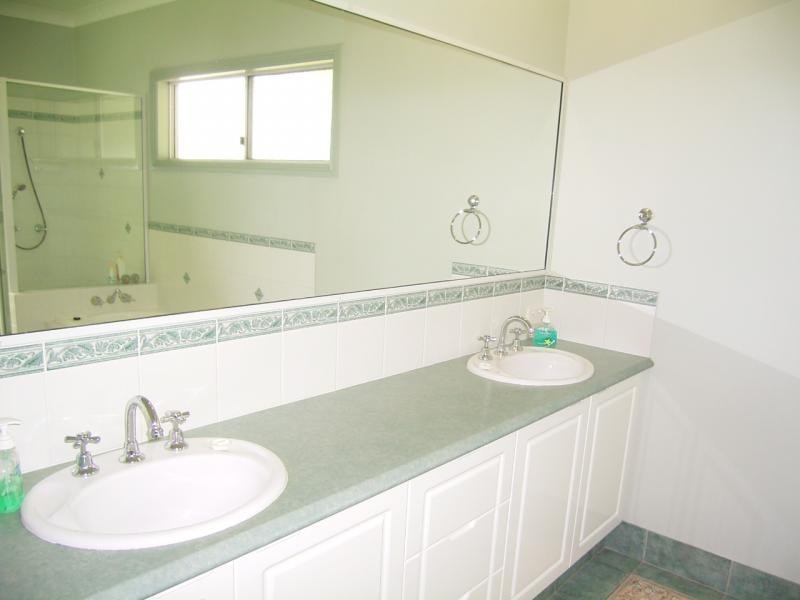 11 Daveys Drive, Branyan QLD 4670