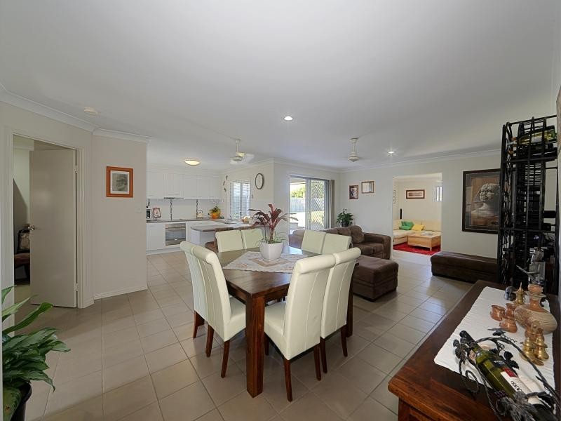 17 Leon Place, Coral Cove QLD 4670
