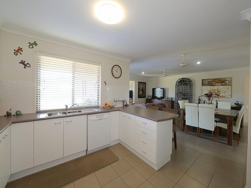 17 Leon Place, Coral Cove QLD 4670