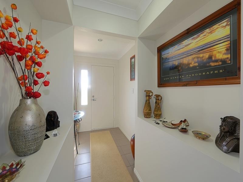 17 Leon Place, Coral Cove QLD 4670