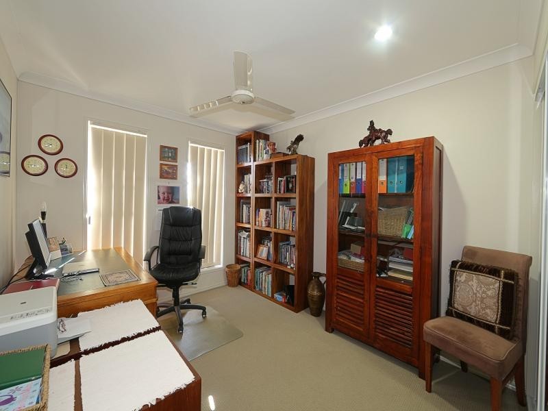 17 Leon Place, Coral Cove QLD 4670