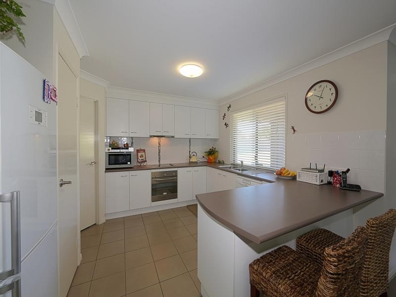 17 Leon Place, Coral Cove QLD 4670