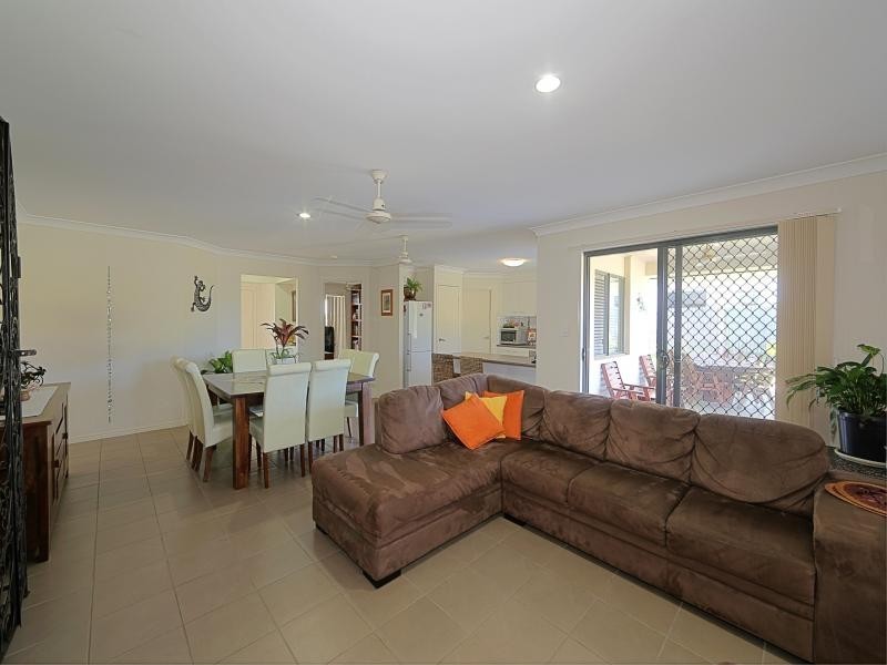 17 Leon Place, Coral Cove QLD 4670