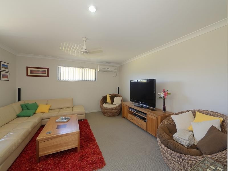 17 Leon Place, Coral Cove QLD 4670
