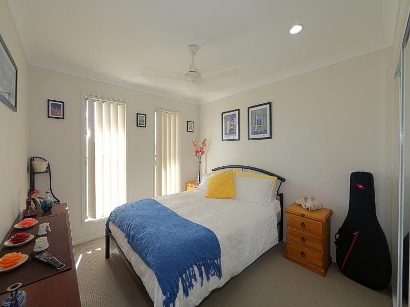 17 Leon Place, Coral Cove QLD 4670