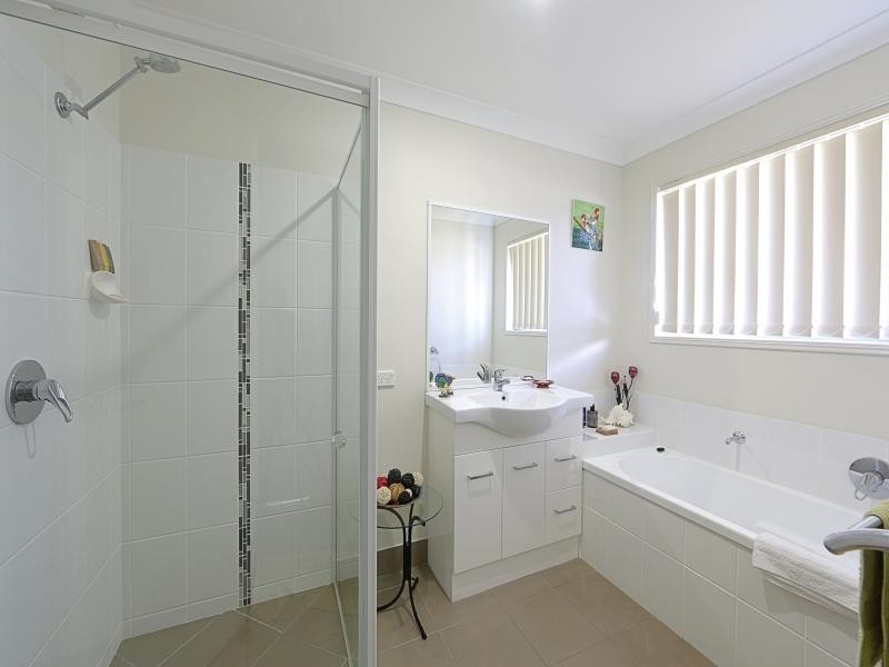 17 Leon Place, Coral Cove QLD 4670