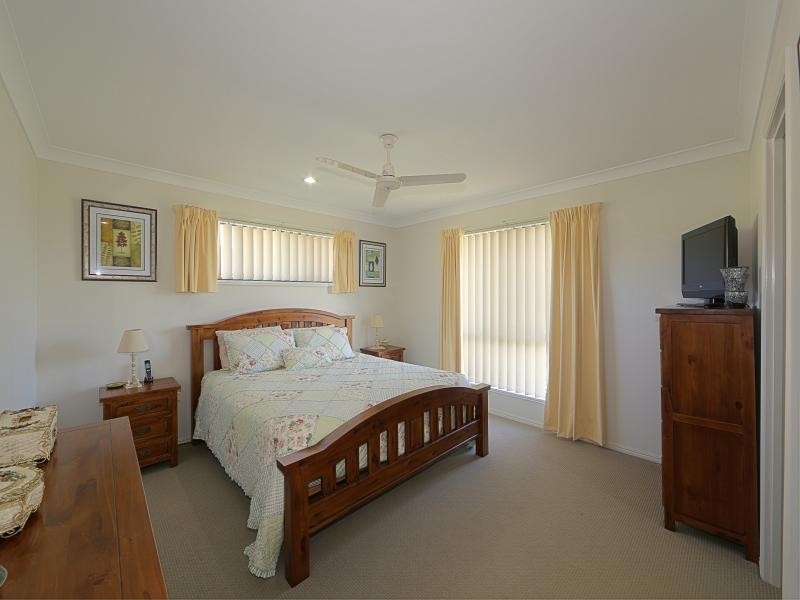 17 Leon Place, Coral Cove QLD 4670