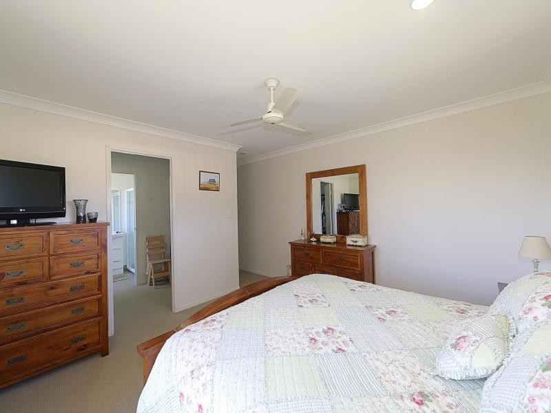 17 Leon Place, Coral Cove QLD 4670