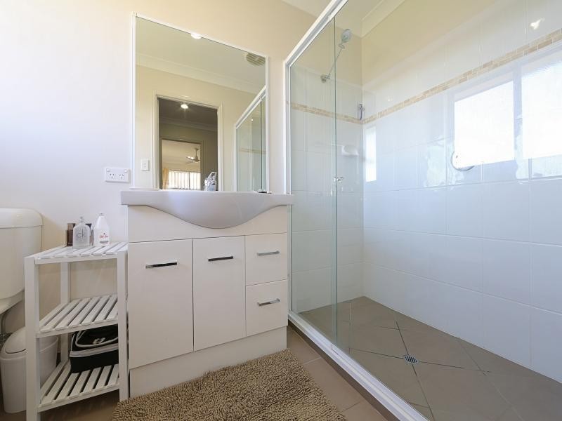 17 Leon Place, Coral Cove QLD 4670