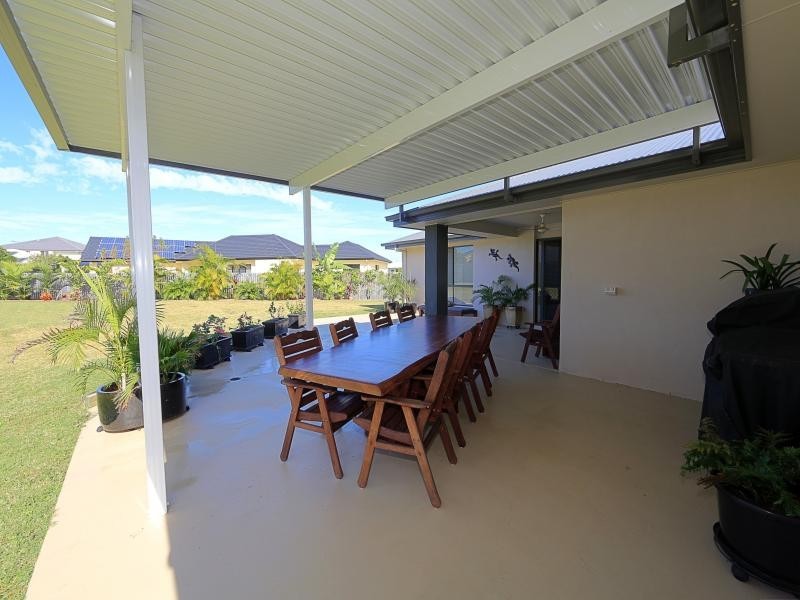 17 Leon Place, Coral Cove QLD 4670