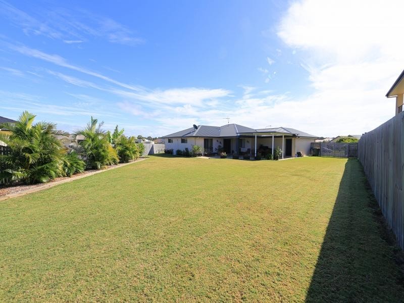 17 Leon Place, Coral Cove QLD 4670