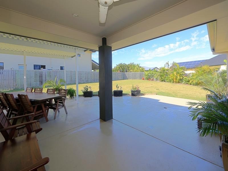 17 Leon Place, Coral Cove QLD 4670