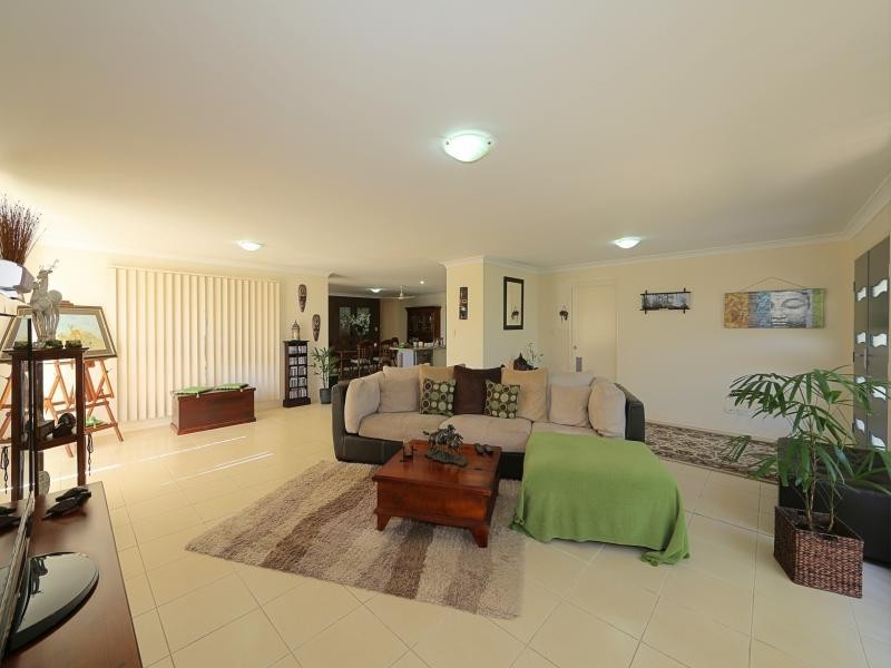7 Leon Place, Coral Cove QLD 4670