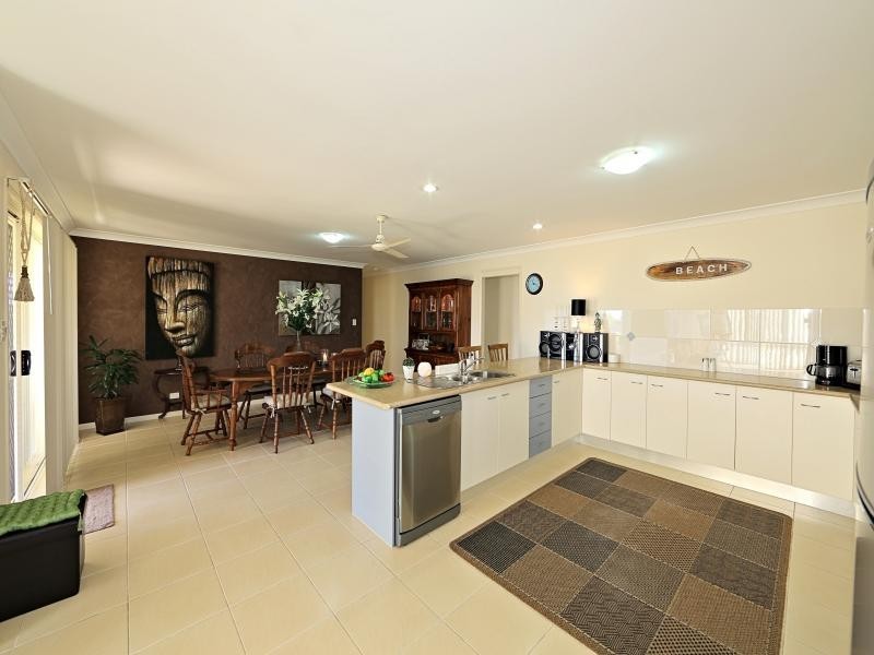 7 Leon Place, Coral Cove QLD 4670