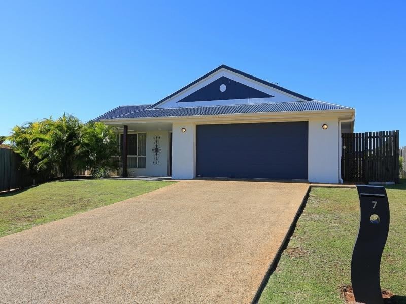 7 Leon Place, Coral Cove QLD 4670