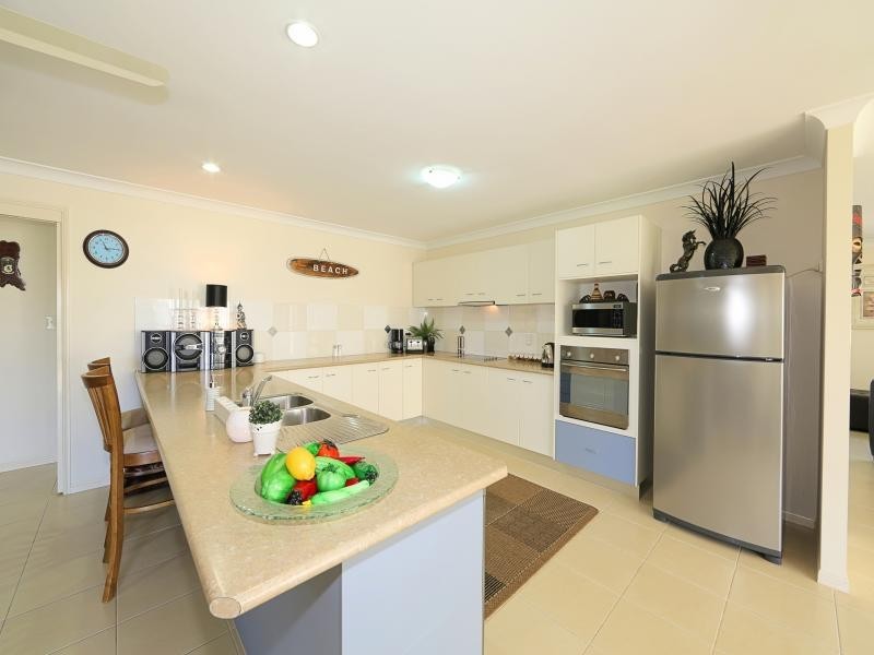 7 Leon Place, Coral Cove QLD 4670
