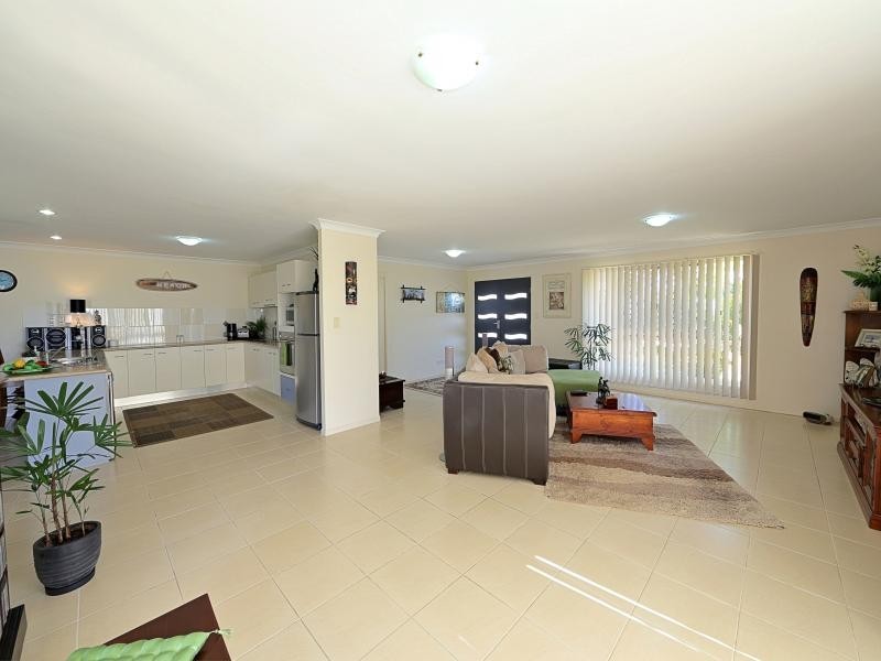 7 Leon Place, Coral Cove QLD 4670