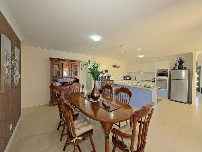 7 Leon Place, Coral Cove QLD 4670