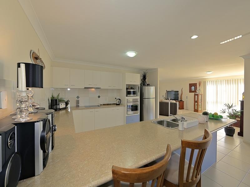 7 Leon Place, Coral Cove QLD 4670