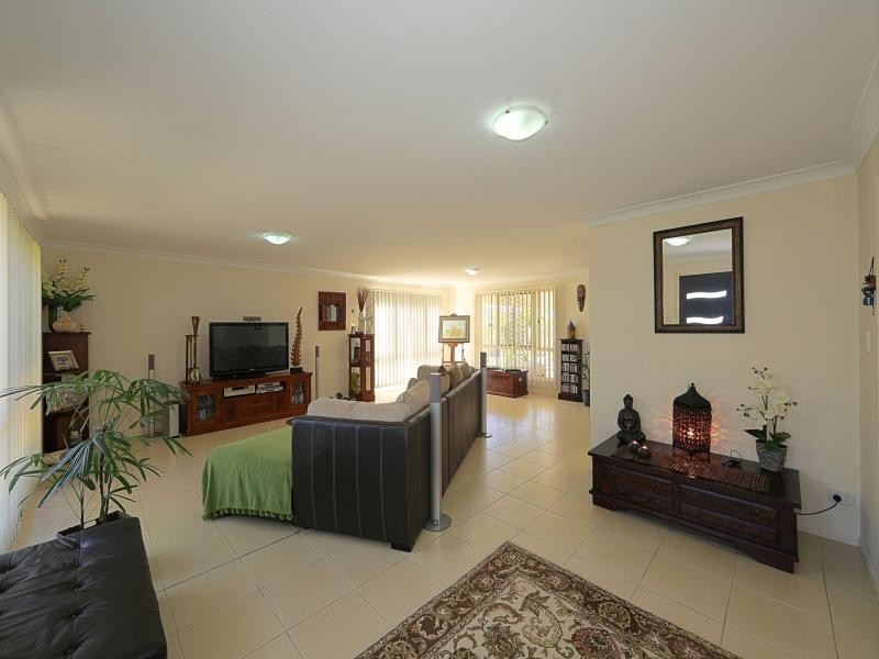 7 Leon Place, Coral Cove QLD 4670
