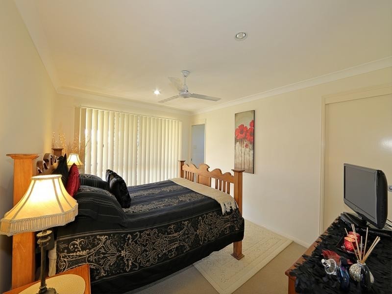 7 Leon Place, Coral Cove QLD 4670