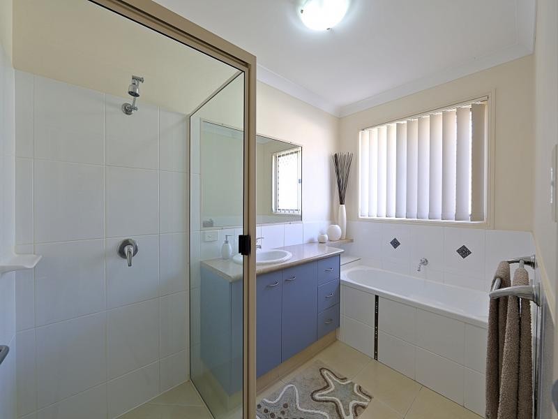 7 Leon Place, Coral Cove QLD 4670