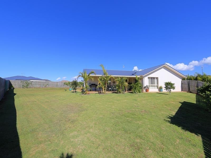 7 Leon Place, Coral Cove QLD 4670