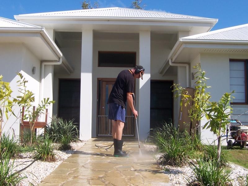 18 Bisdee Street, Coral Cove QLD 4670