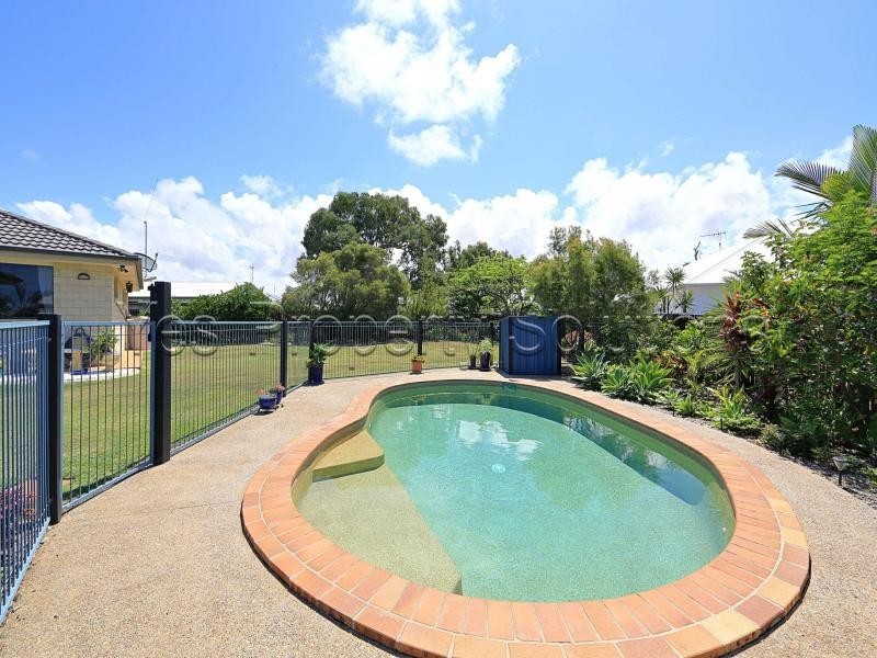 1 Meleisha Place, Coral Cove QLD 4670