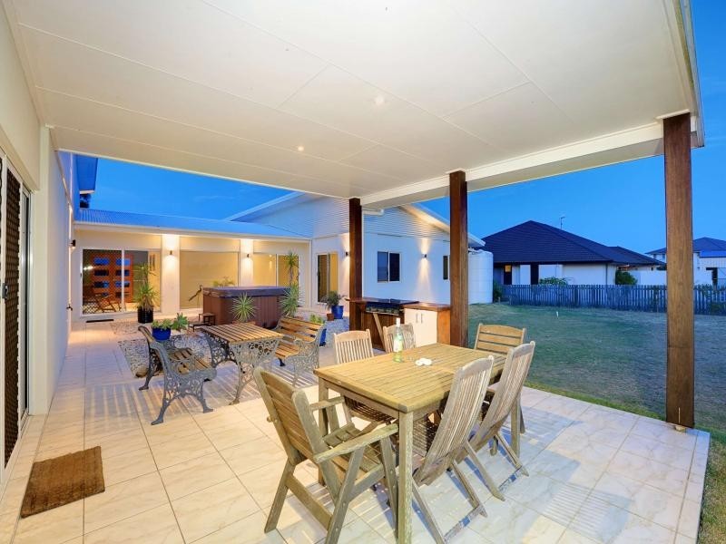 7 Janet Court, Coral Cove QLD 4670