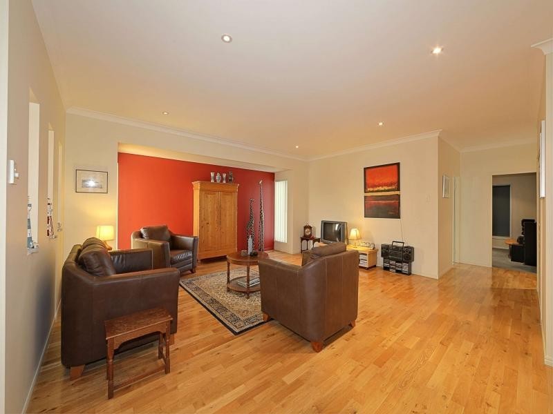 7 Janet Court, Coral Cove QLD 4670