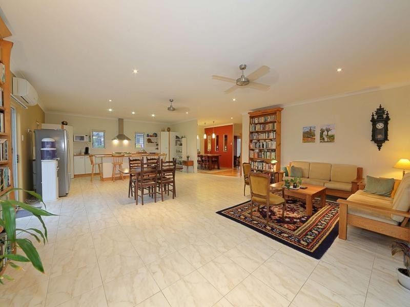 7 Janet Court, Coral Cove QLD 4670