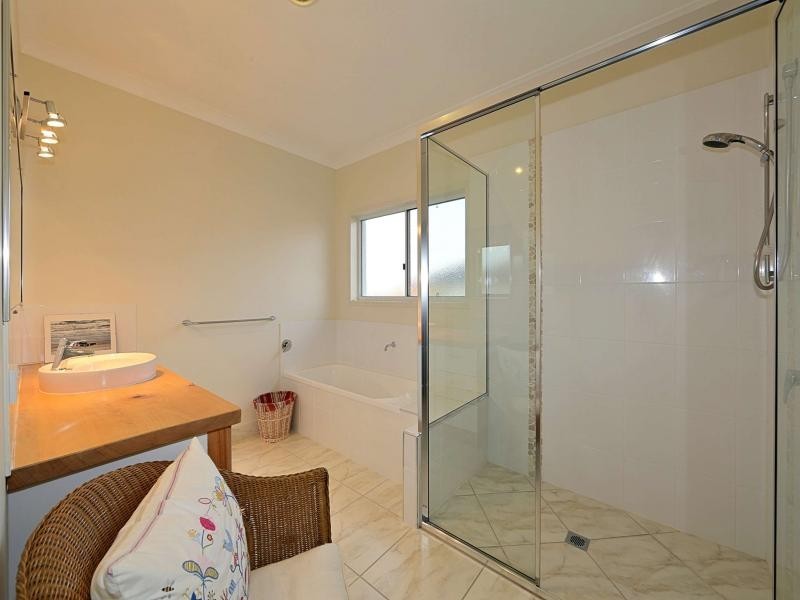 7 Janet Court, Coral Cove QLD 4670