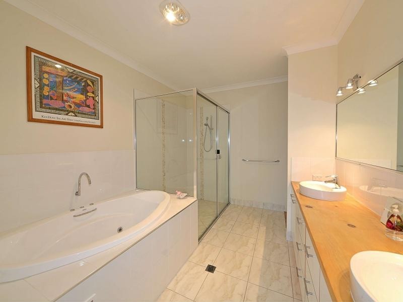 7 Janet Court, Coral Cove QLD 4670