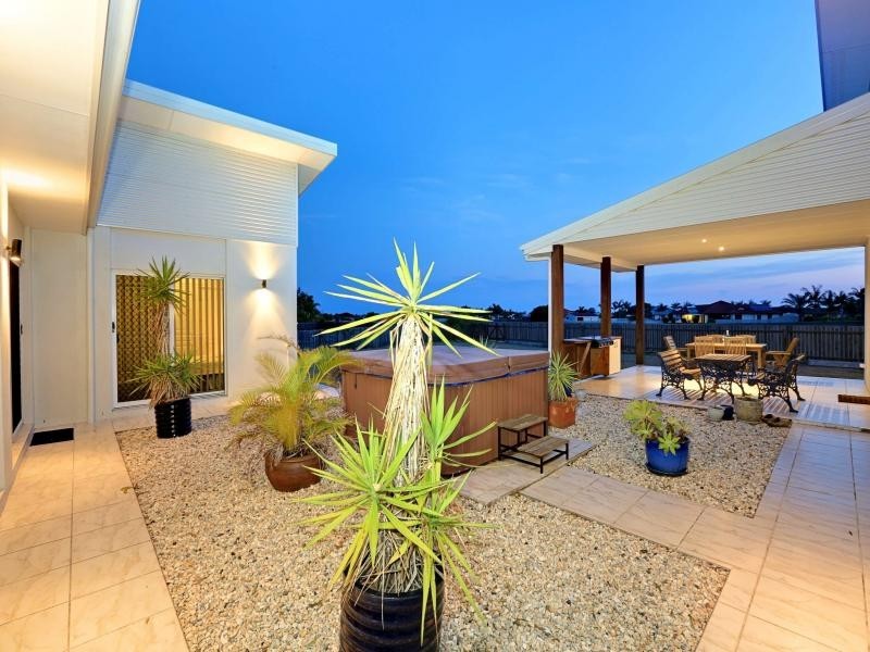 7 Janet Court, Coral Cove QLD 4670