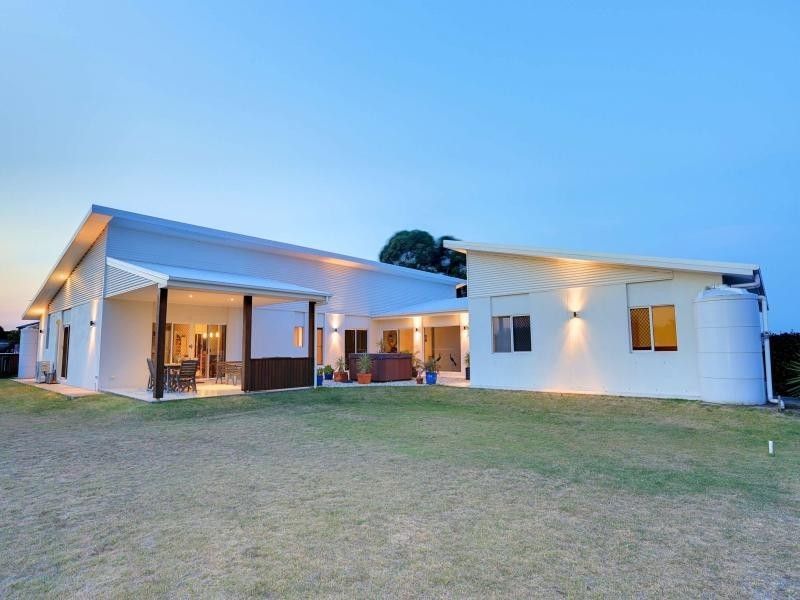7 Janet Court, Coral Cove QLD 4670