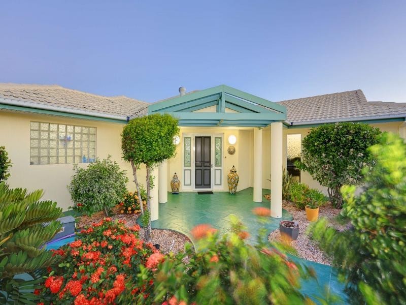 18 Sea Esplanade, Elliott Heads QLD 4670