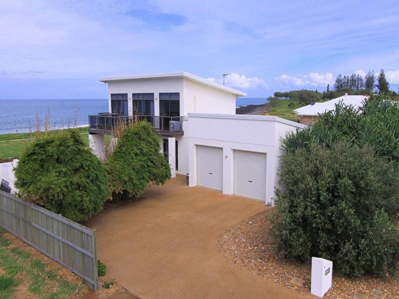 8 Sea Esplanade, Elliott Heads QLD 4670