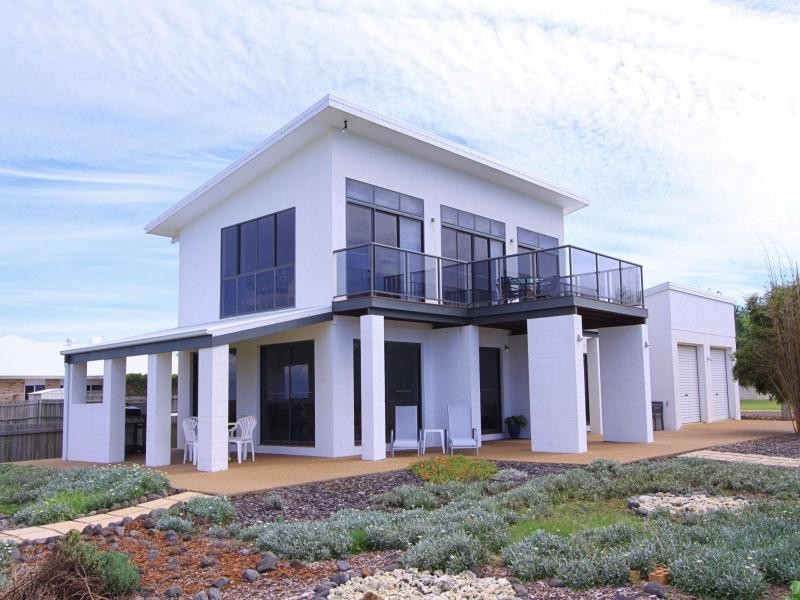 8 Sea Esplanade, Elliott Heads QLD 4670