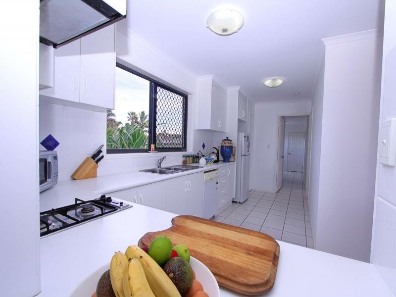 8 Sea Esplanade, Elliott Heads QLD 4670